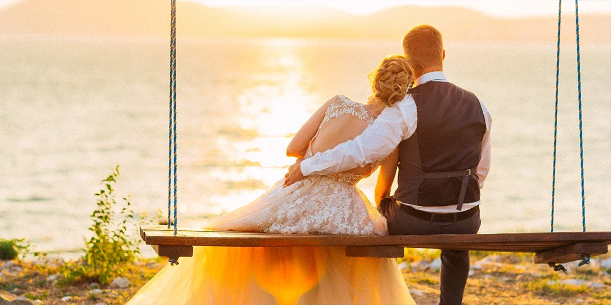 تصویر نشسته عروس روی تاب در کنار داماد با عکستو