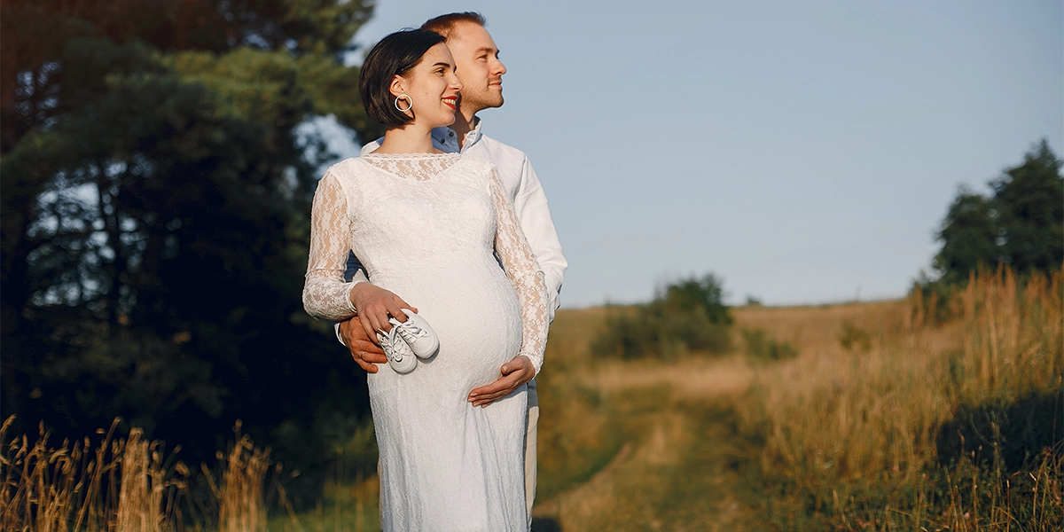 عکاسی بارداری در باغ و فضای باز