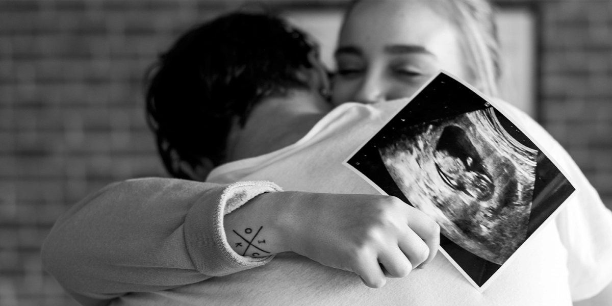 عکس سونوگرافی در ژست عکاسی بارداری