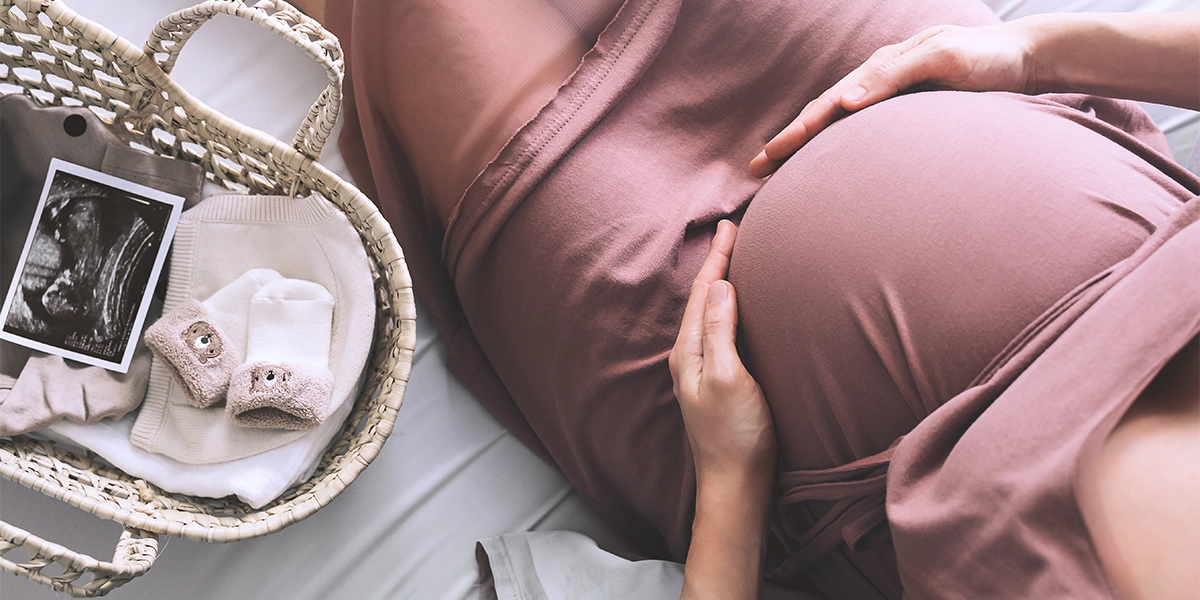 ژست عکاسی بارداری با لباس نوزاد