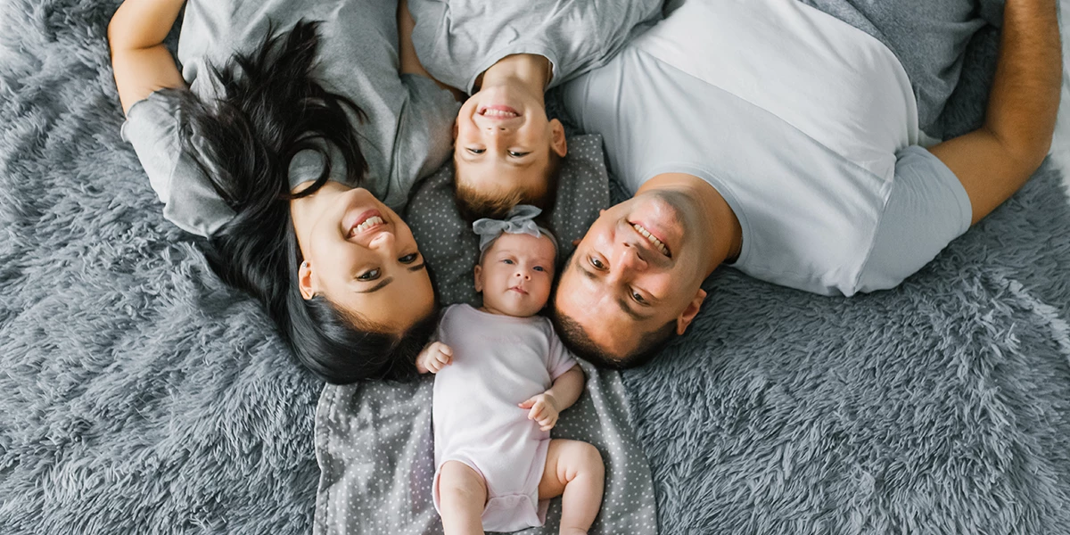 عکس خانوادگی به همراه فرزندان با ژست صمیمی در عکستو