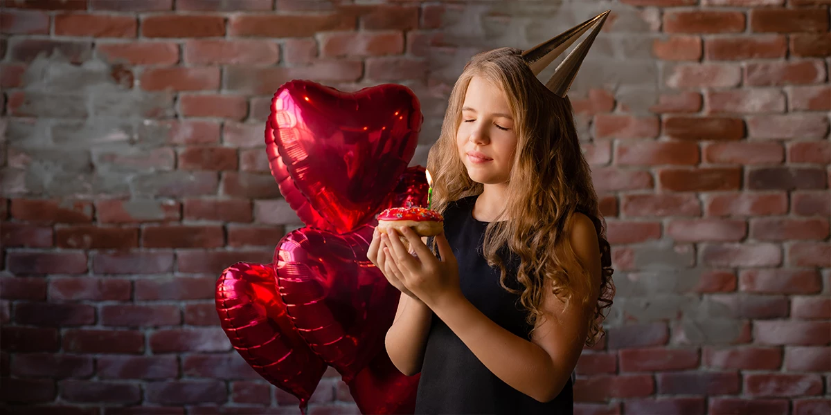 عکاسی تولد دختر با کیک و بادکنک در دستش در عکستو
