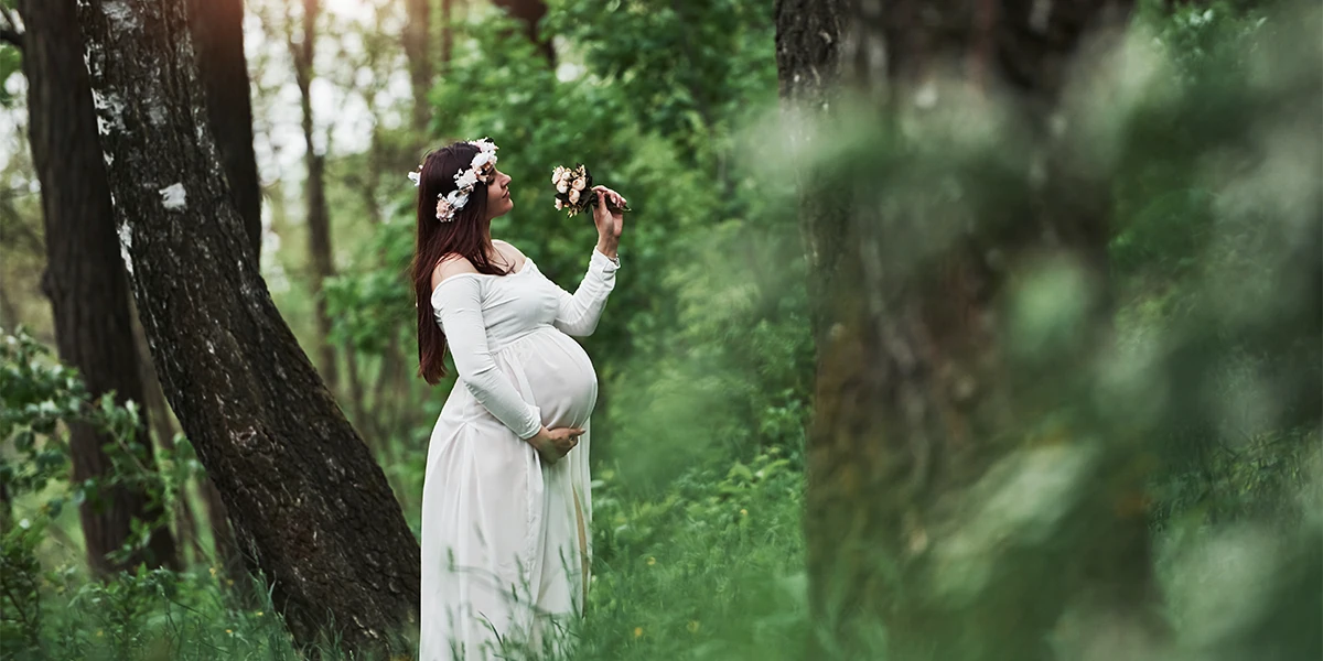 نمایش هنرمندانه ارتباط مادر و طبیعت با ژست عکاسی بارداری 