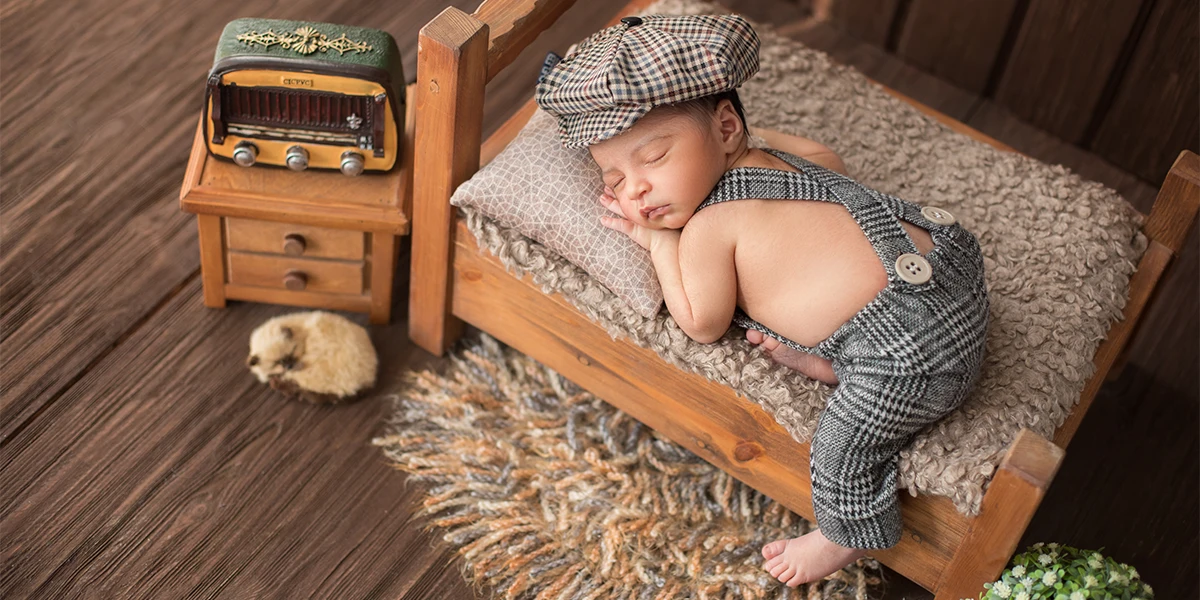 تصویر فرزند تازه متولد شده با کلاه با عکستو