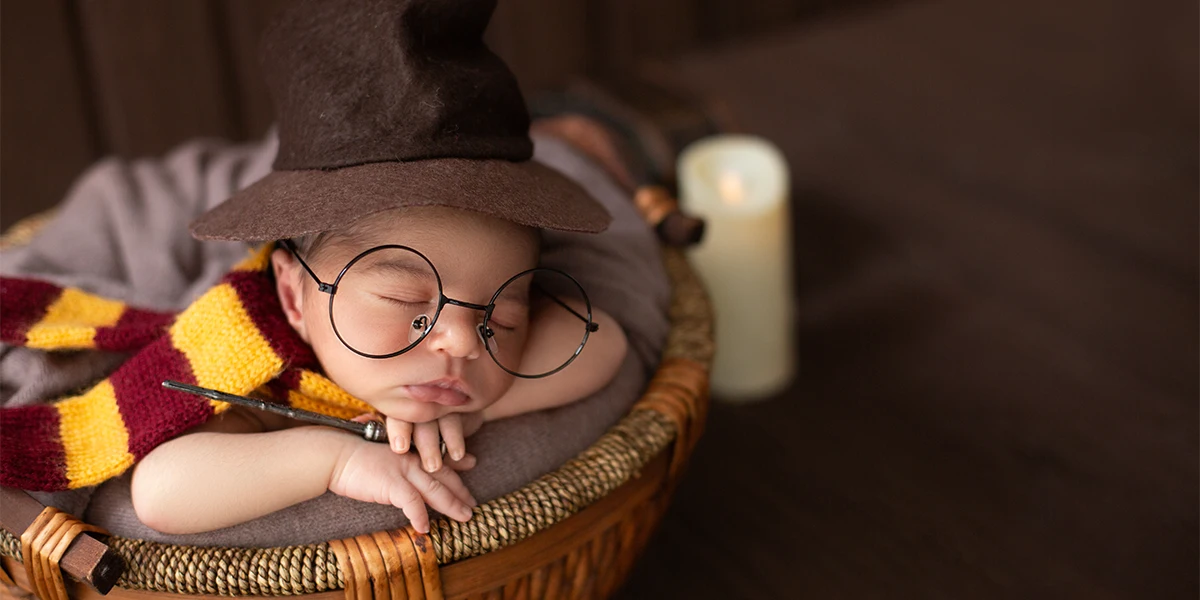 تصویربرداری در آتلیه عکاسی نوزاد با تمی متفاوت به همراه عینک با عکستو