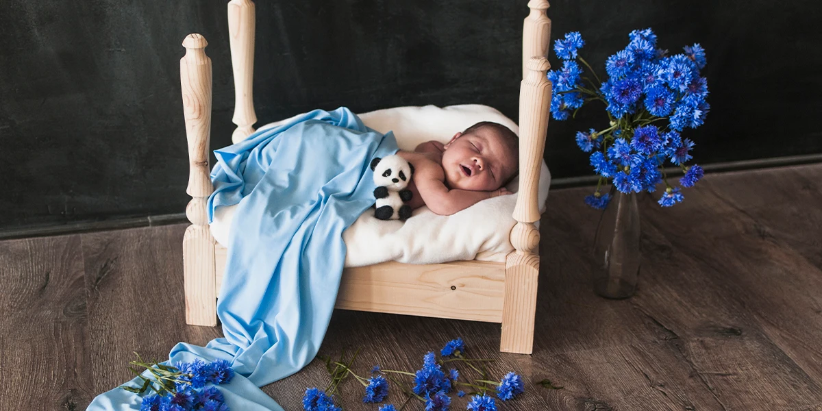 عکاسی کودک روی تخت خواب با عکستو