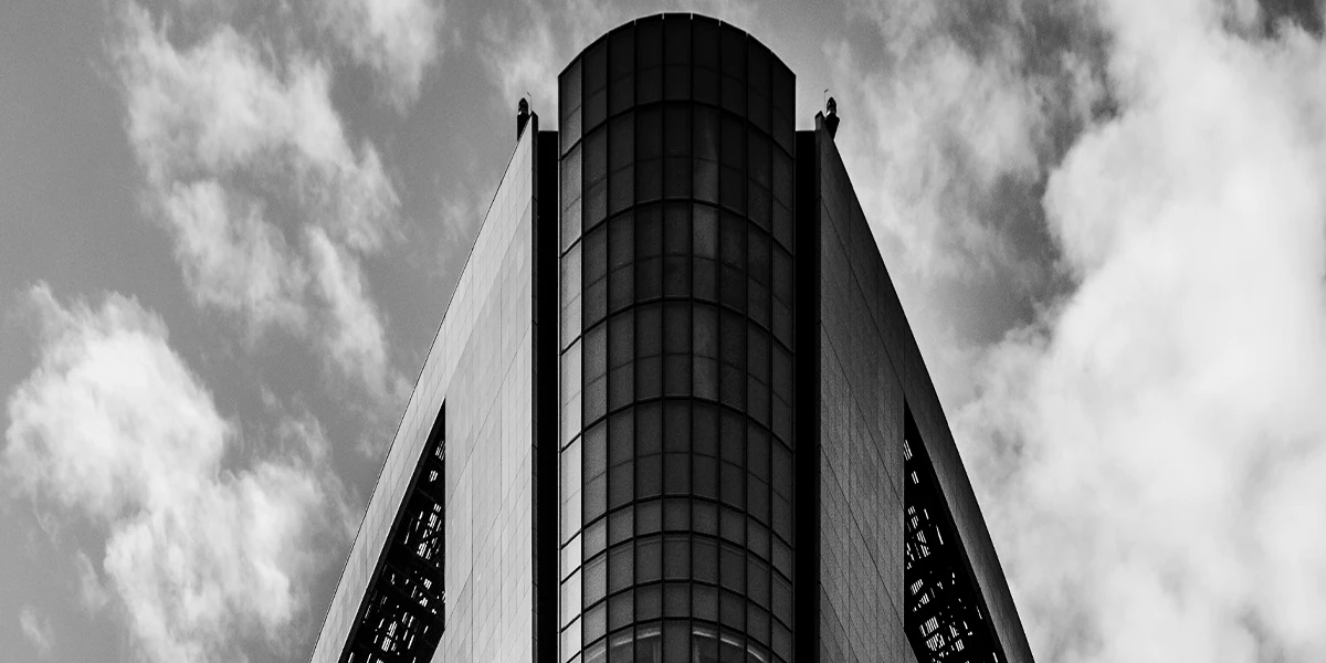 انتخاب زاویه درست در عکاسی از ساختمان بلند با عکستو