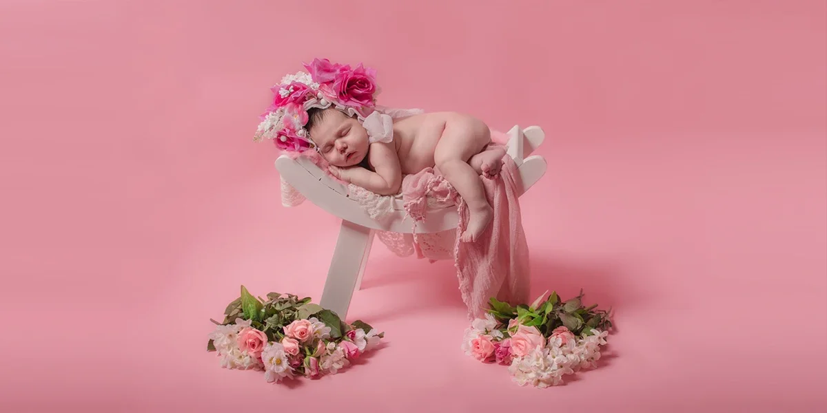 تصویری از نوزاد در کنار گل با عکستو