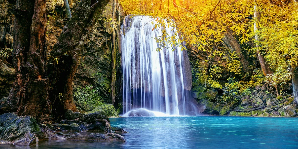 تصویری جذاب از آبشار با تکنیک نقاشی نور با عکستو