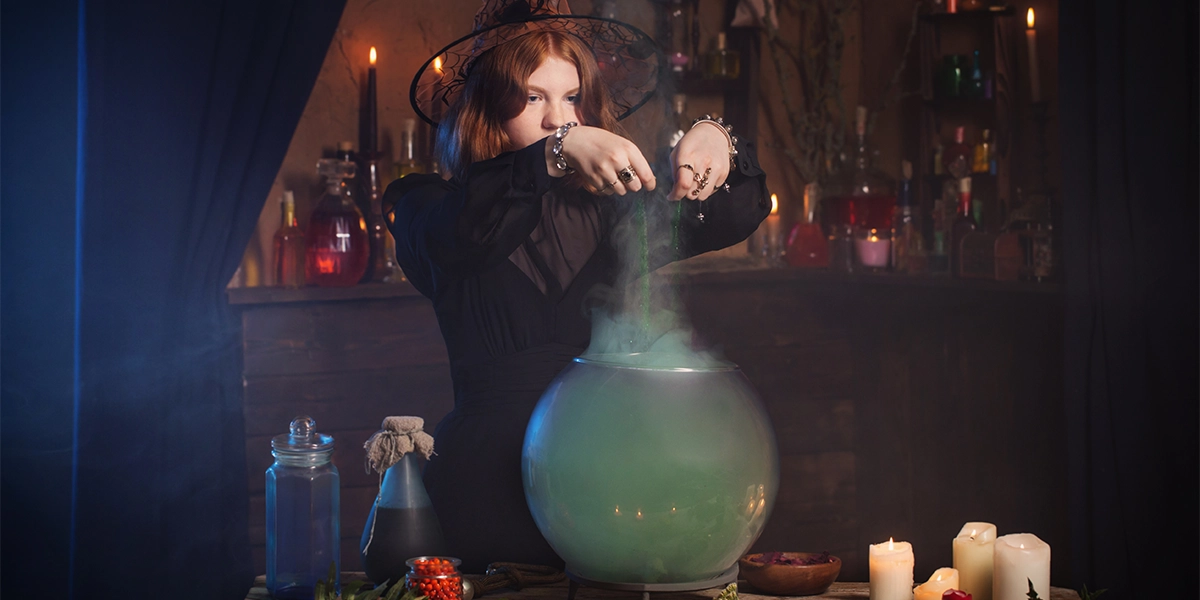 رزرو عکاس برای عکاسی هالووین با ایده ساخت معجون جادوگری